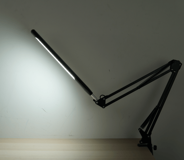 Skrivebordslampe med justerbar svingarm i sort