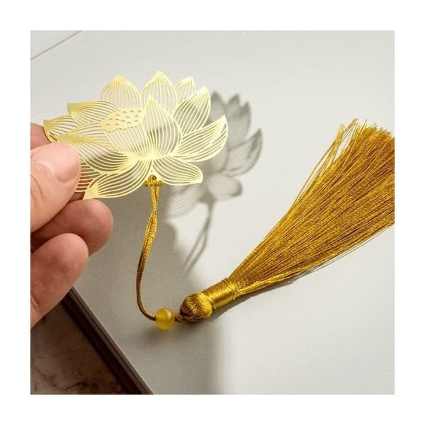 Lotusblomma bokmärke med siden pompom och presentförpackning