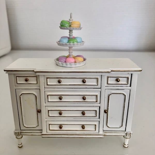 Suloisin mini Macaron tarjoiluvadilla