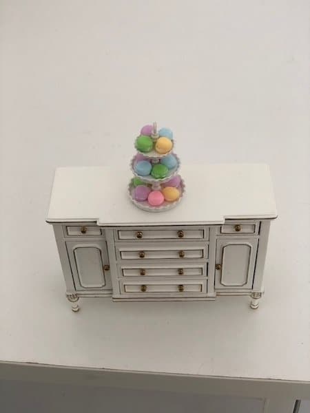 Suloisin mini Macaron tarjoiluvadilla