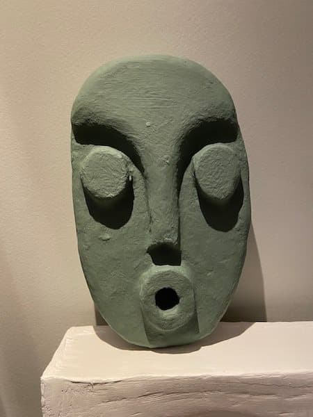 Papmaché ansigt – kunstnerisk vægskulptur