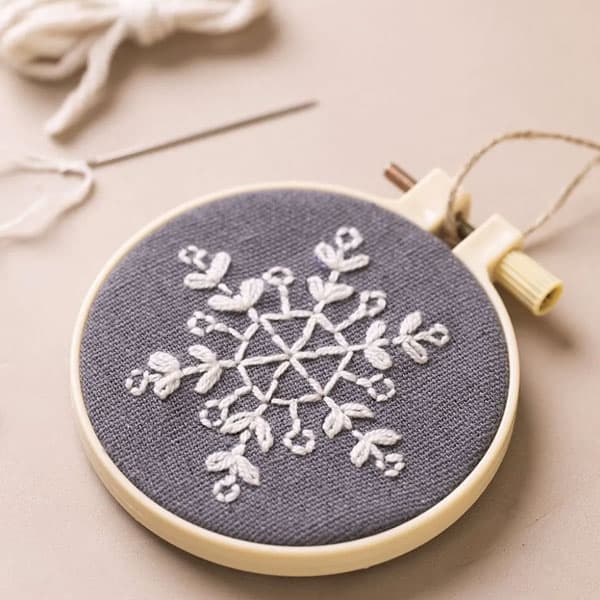 Mini DIY Kit - Brodera en Snöflinga - Julpyssel