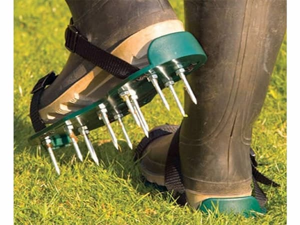 Plenlufter - Piggsko for å lufte plenen