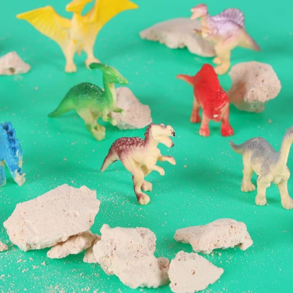 Dinosauruksen muna 12 dinosaurusta + tarvikkeet