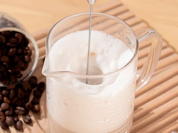 Mini-mælkeskummer med stativ - Elektrisk piskeris til kaffe