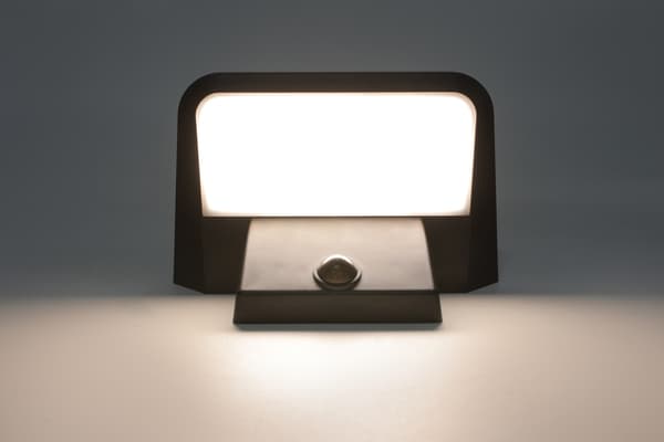 Seinävalaisin LED aurinkokenno