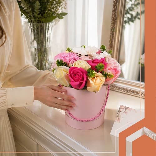 Kunstig blomsterbukett med holder