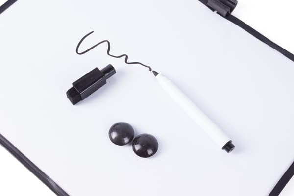 Whiteboard med penna och magneter