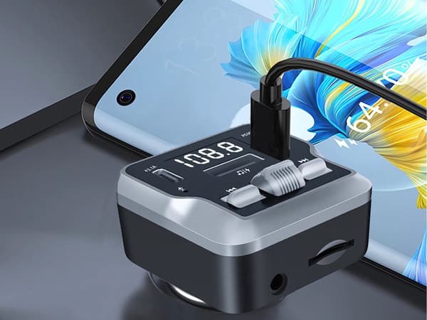 FM-lähetin Bluetooth 5.3 - Autoadapteri kahdella USB-C-liitännällä ja SD-korttipaikalla