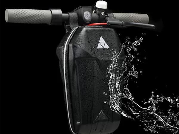 El-scootertaske styr reflekterende