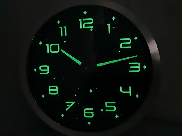 Fluorescerende vægur - 30 cm med lysende stjerner