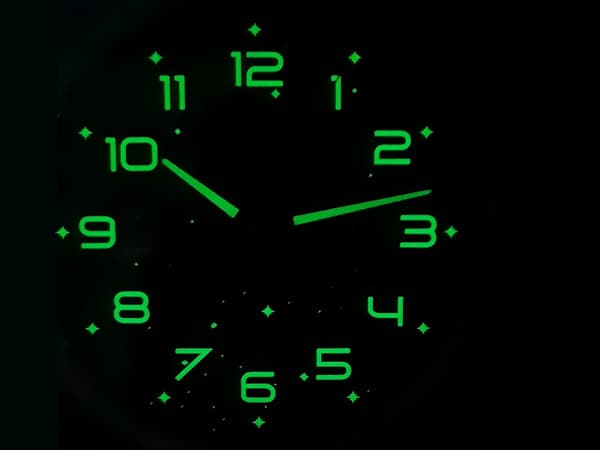 Fluorescerande väggklocka - 30 cm med lysande stjärnor