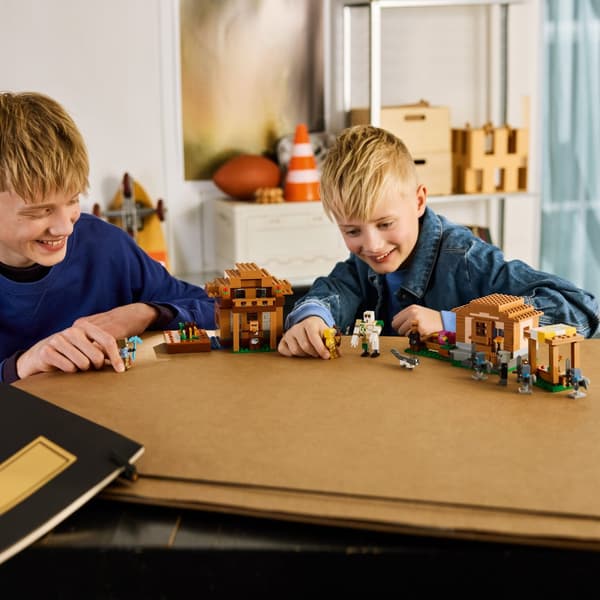LEGO Minecraft Byattack med uppväckare 21596