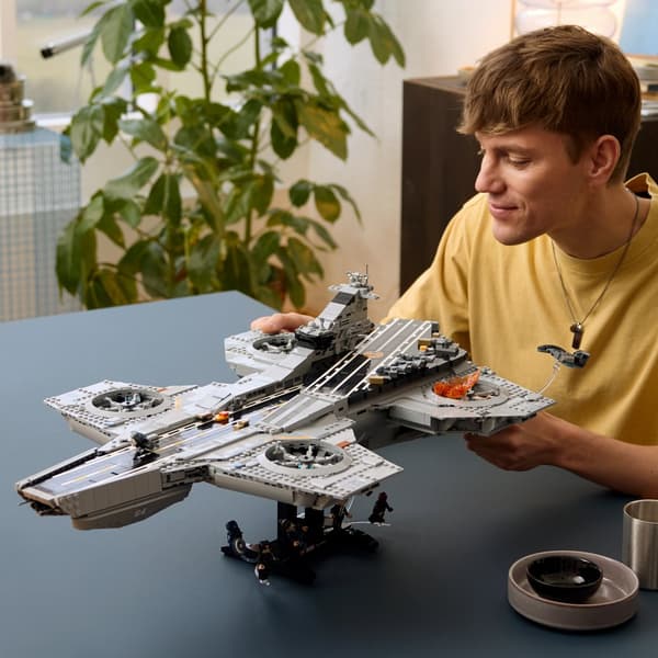 LEGO Super Heroes S.H.I.E.L.D. Helicarrier 76354