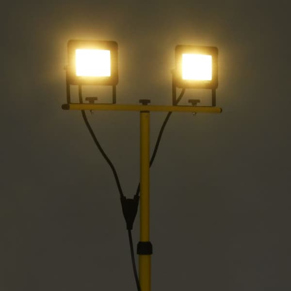 Strålkastare med stativ 2x50 W LED varmvit
