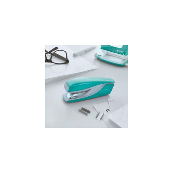 Häftapparat LEITZ WOW 5502 30ark isblå