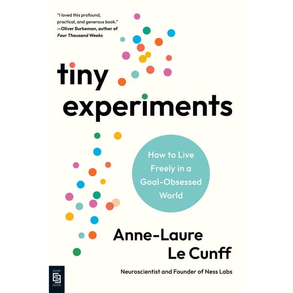Tiny Experiments: How to Live Freely in a Goal-Obsessed World (häftad, eng)