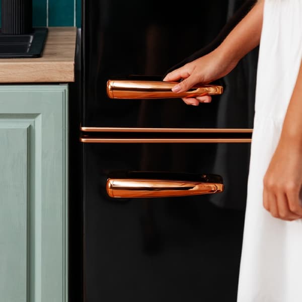 Cecotec Origin Black Retro Combi refrigerator, class E, with 300L capacity, LED inside and glass trays.