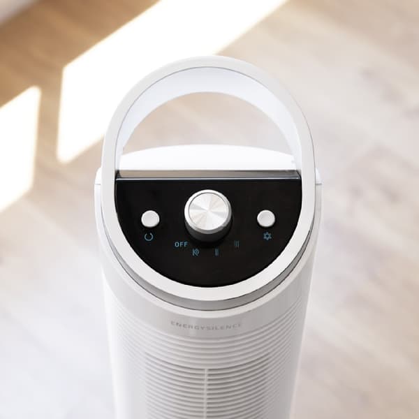 Cecotec Tower evaporative cooler, 2-litre capacity, 60 W and 3 speeds with oscillation function.