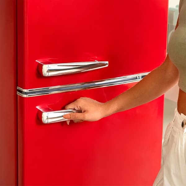 Cecotec 2D Origin Red mini retro refrigerator, class E, with 85L capacity, ICEBOX and LED inside.