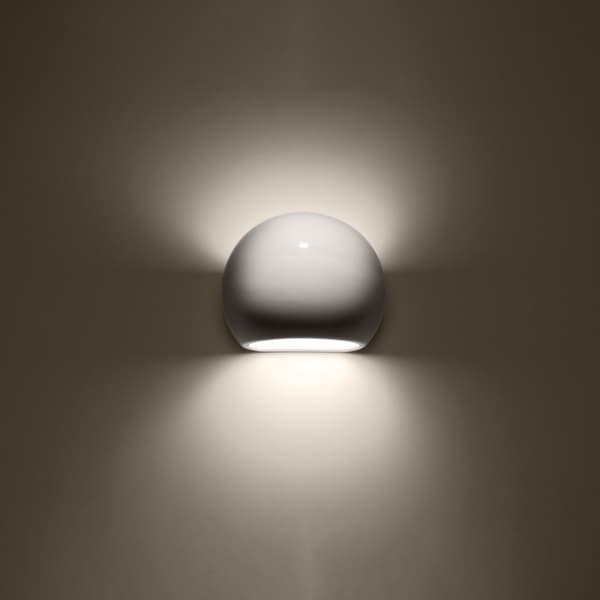 Lackerad vägglampa GLOBE vit glans