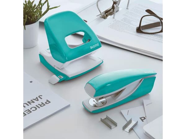 Häftapparat LEITZ WOW 5502 30ark isblå
