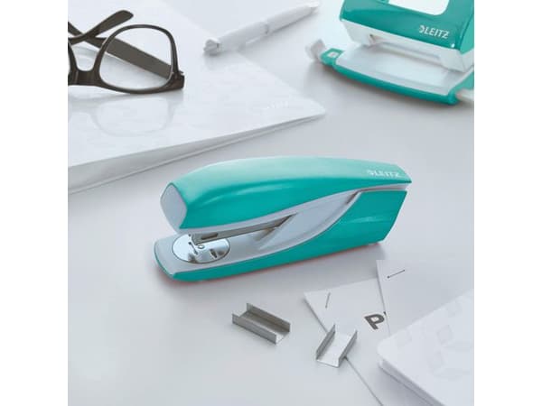 Häftapparat LEITZ WOW 5502 30ark isblå