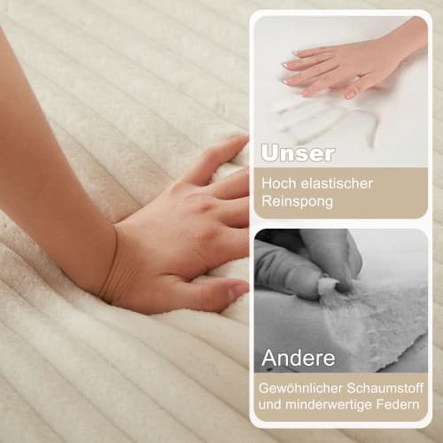 Minimalistisk fløjlssofa med bløde buede linjer og seks puder