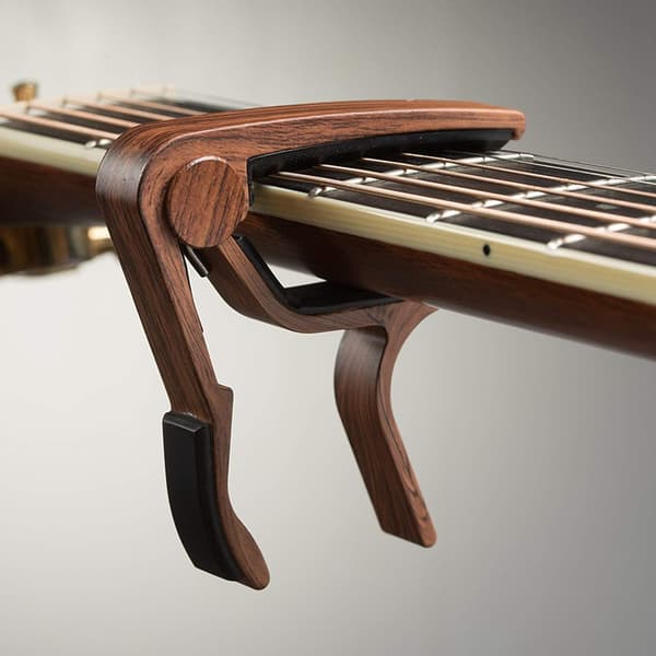 Mörk gitarr-capo för akustisk gitarr, ukulele, elgitarr, bas med träfärgade plektrum