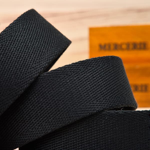 Klippbart canvasbälte med viklock, svart militärspänne
