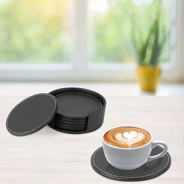 Runda underlägg i blått PU-läder med bordsmatta och kaffe,