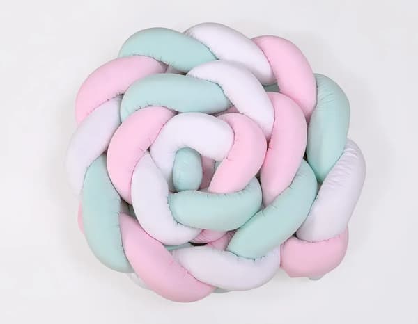 Flätat sängskydd 360 cm vit rosa mintgrön