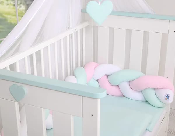 Flätat skydd till spädbarnssäng vit rosa mint 180 cm