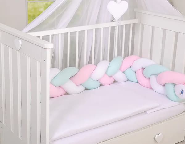 Flätat skydd till spädbarnssäng vit rosa mint 180 cm