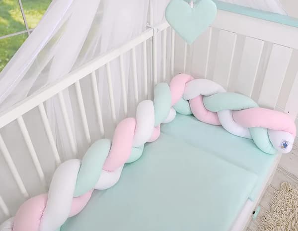 Flätat skydd till spädbarnssäng vit rosa mint 180 cm