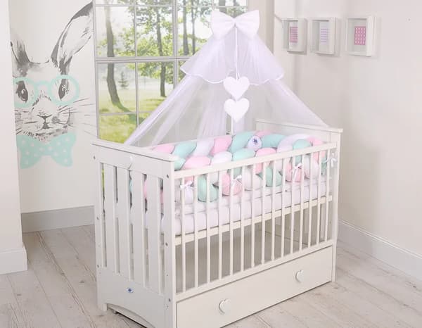 Flätat sängskydd 360 cm vit rosa mintgrön