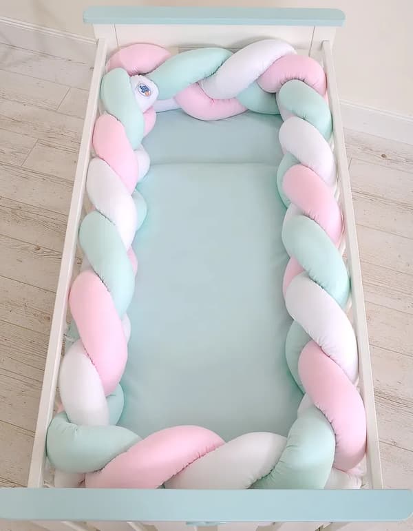 Flätat sängskydd 360 cm vit rosa mintgrön