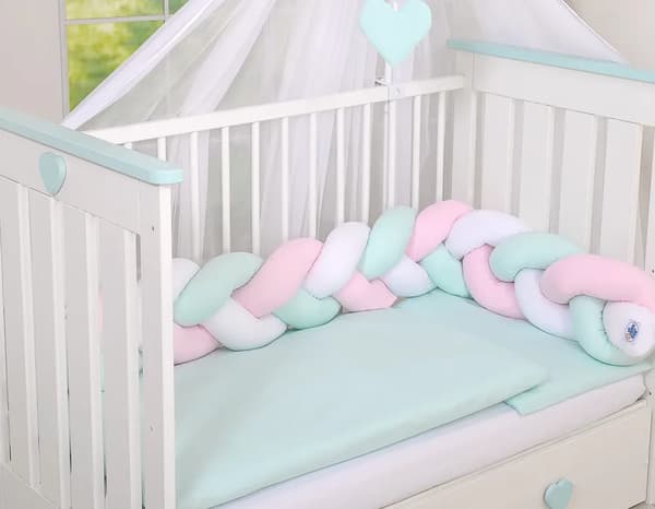 Flätat skydd till spädbarnssäng vit rosa mint 180 cm