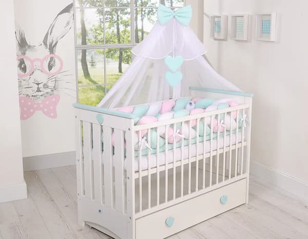 Flätat sängskydd 360 cm vit rosa mintgrön