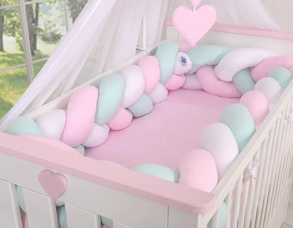 Flätat sängskydd 360 cm vit rosa mintgrön