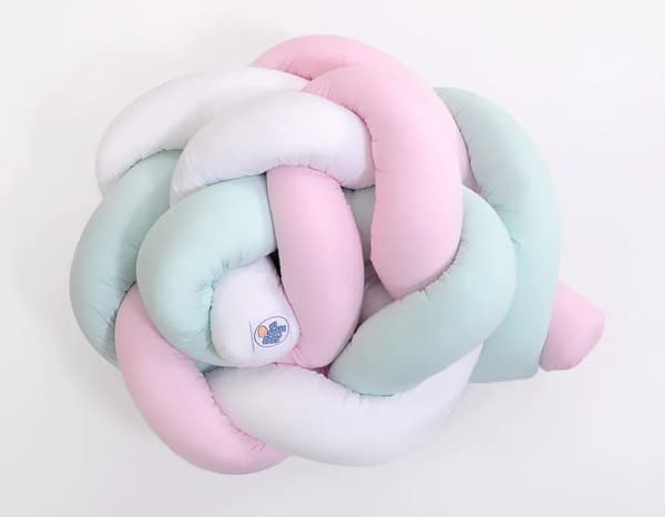 Flätat skydd till spädbarnssäng vit rosa mint 180 cm