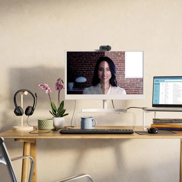 Logitech Brio 100 Full HD-webcam til møder og streaming - grafit