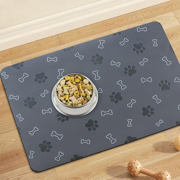 Skridsikker måtte til katte- og hundefoder. Velegnet som måtte til hundevandskål. Hurtigtørrende absorberende fodermåtte til katte, 30*50 cm, mørkegrå.