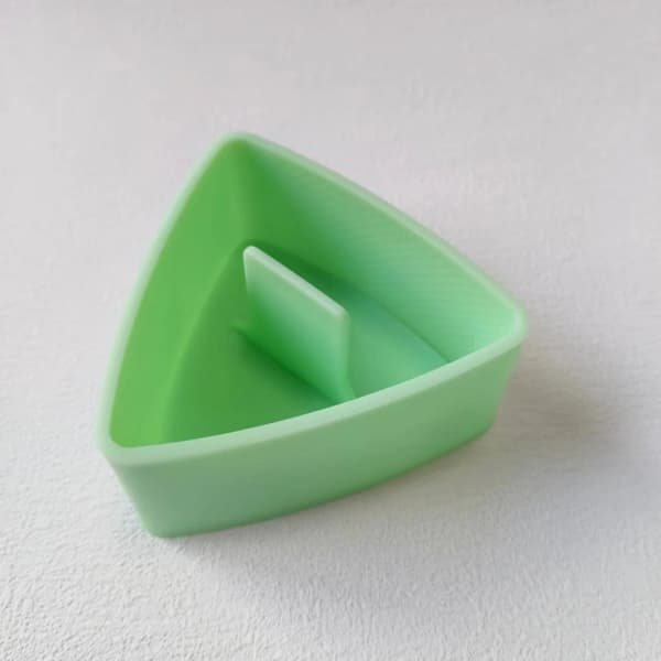 Triangulär sushiform, triangulär formlåda i plast, DIY-verktyg för att göra risbollar och bentolådor (grön).
