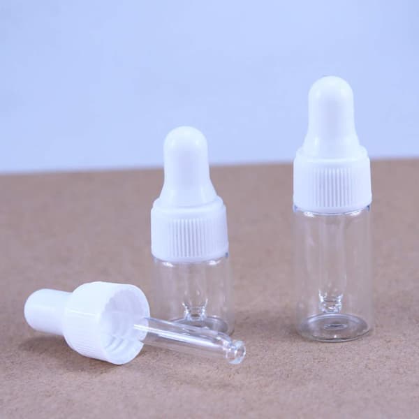 3 klara tomma glasdroppflaskor, eteriska oljeflaskor, påfyllningsbara provflaskor med glaspipett 3 ml