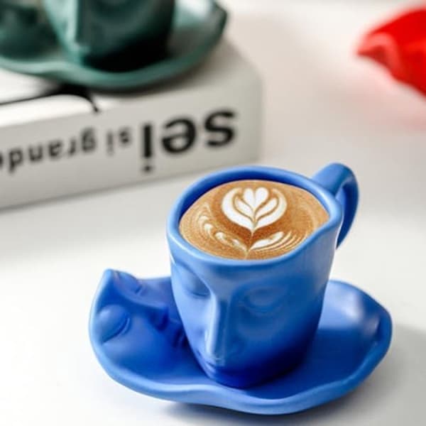 Romantisk kaffekopsæt med underkop - håndmalet keramik