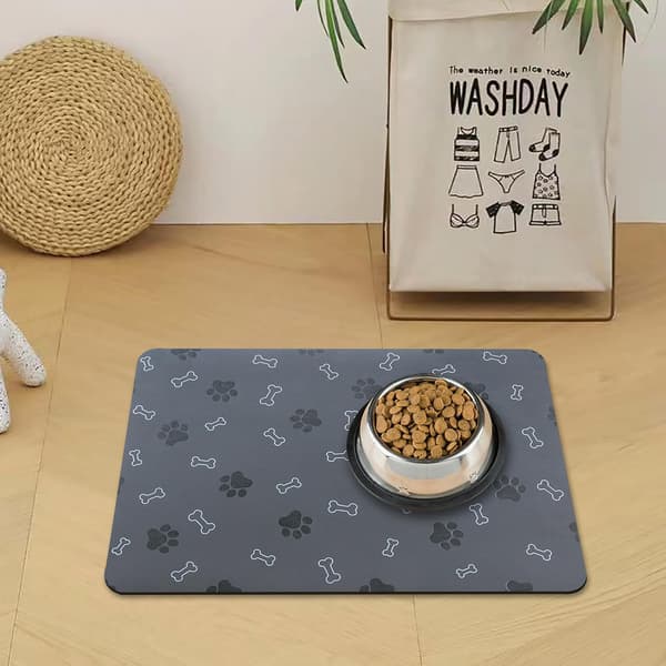 Skridsikker måtte til katte- og hundefoder. Velegnet som måtte til hundevandskål. Hurtigtørrende absorberende fodermåtte til katte, 30*50 cm, mørkegrå.