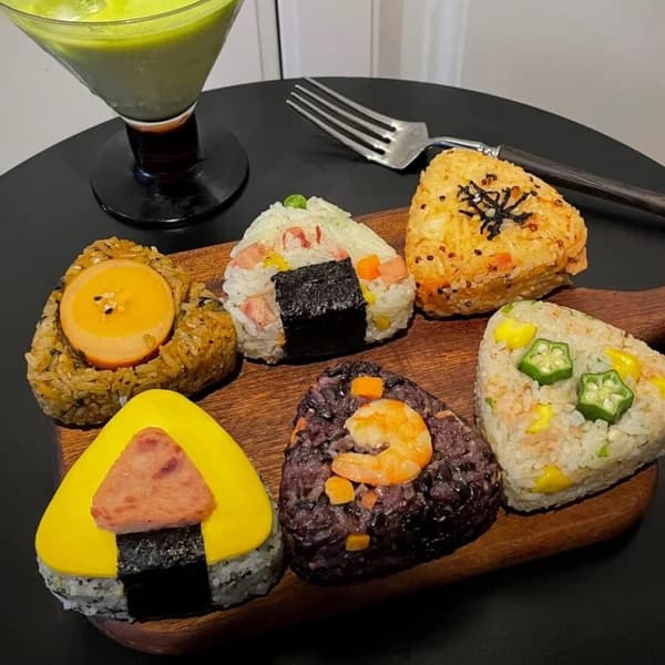 Triangulär sushiform, sushiform för köket, DIY triangulär sushipress, kökspryl, mini risbollspress (rosa).