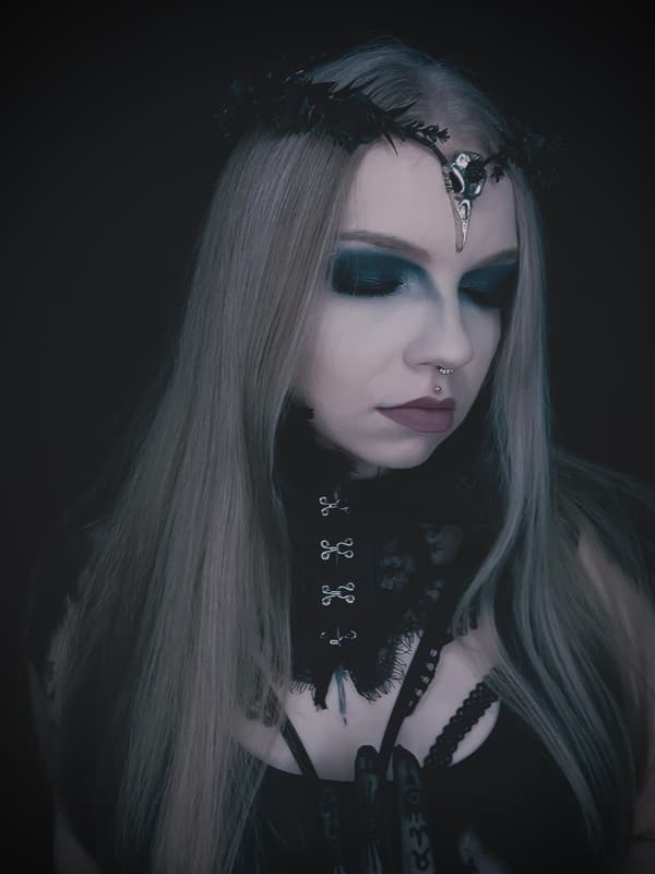 Gotisk sort blomsterkrone, perfekt til Halloween cosplay