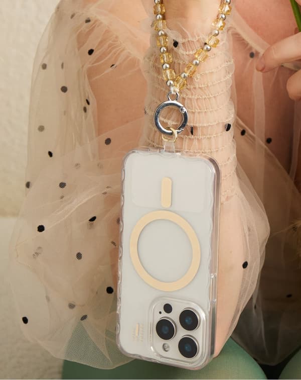 Wavy Case iPhone 13 / 14 / 15 / 16e / 17e Clear